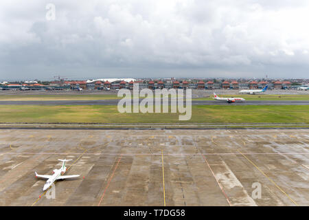 DENPASAR/BALI - 10. AUGUST 2018: der Blick auf die Landebahn von der Spitze des Turms der Internationalen Flughafen Kontrollen Bali mit einem abgestellten Flugzeug und Seve Stockfoto