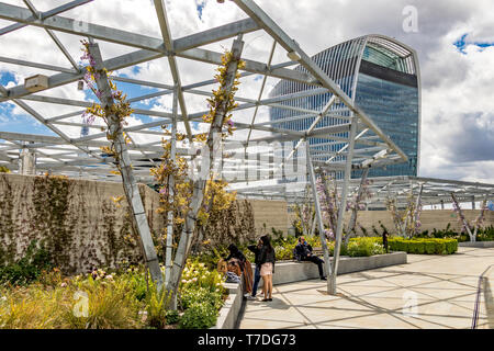 Menschen, die die Sonne im Garten um 120 Uhr genießen, einem Dachgarten auf dem Dach des Fen Court Bürogebäudes, City of London, London, Großbritannien Stockfoto