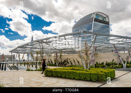 Menschen, die die Sonne im Garten um 120 Uhr genießen, einem Dachgarten auf dem Dach des Fen Court Bürogebäudes, City of London, London, Großbritannien Stockfoto
