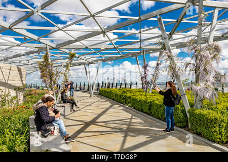 Menschen, die die Sonne im Garden at 120 genießen, einem Dachgarten auf dem Dach des Fen Court Bürogebäudes in der City of London, London, Großbritannien Stockfoto