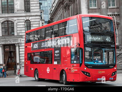 Ein roter Londoner Doppeldeckerbus Nr. 40 fährt durch die Bank Junction in der City of London auf dem Weg nach Aldgate, London, Großbritannien Stockfoto