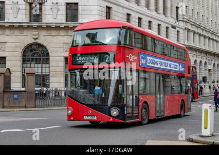 Ein Doppeldeckerbus Nr. 21 fährt durch die Bank Junction in der City of London auf dem Weg nach Lewisham, London, Großbritannien Stockfoto