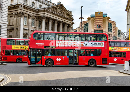 Ein roter Londoner Doppeldeckerbus Nr. 43, der die Kreuzung bei Bank in der City of London, London, Großbritannien, überquert Stockfoto