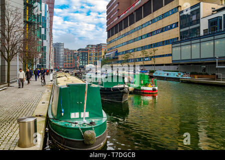 Schmale Boote auf dem Grand Union Canal, im Paddington Basin London, Großbritannien Stockfoto