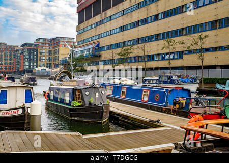 Schmale Boote auf dem Grand Union Canal, im Paddington Basin London, Großbritannien Stockfoto