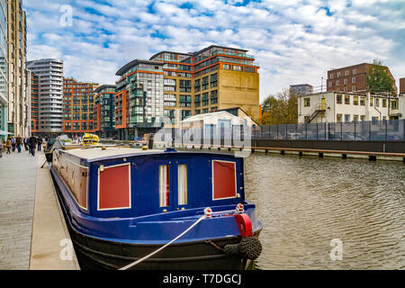 Schmale Boote auf dem Grand Union Canal, im Paddington Basin London, Großbritannien Stockfoto