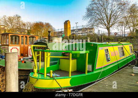 Farbenfrohe, leuchtend grüne schmale Bootstour auf dem Regents Canal in Lisson Grove, London, Großbritannien Stockfoto