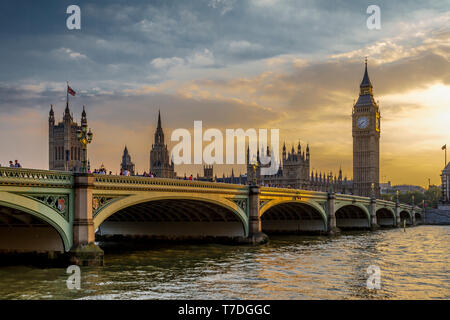 Das Nachmittagslicht reflektiert die Westminster Bridge und den Victoria Tower, auch bekannt als Big Ben im Hintergrund, London, Großbritannien Stockfoto
