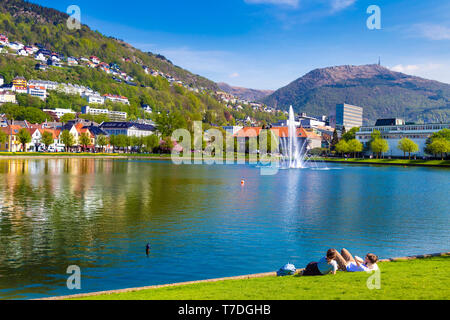 Brunnen in der Mitte von Lille Lungegårdsvannet am Frühling Zeit in Bergen, Norwegen Stockfoto