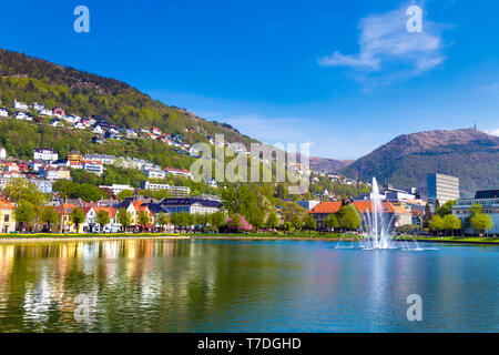 Brunnen in der Mitte von Lille Lungegårdsvannet am Frühling Zeit in Bergen, Norwegen Stockfoto