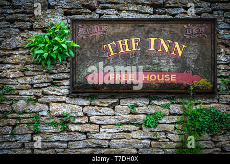 Eine alte alte Zeichen für einen typisch englischen Pub und Inn Bed And Breakfast Stockfoto