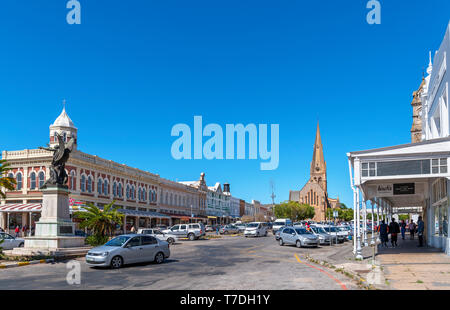 High Street mit Blick auf die Kathedrale von St. Michael und St. George, Grahamstown (Makhanda), Eastern Cape, Südafrika Stockfoto