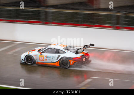 Gulf Racing Porsche Kicks up Spray auf nasser Strecke auf den Ansatz für Raidillon. WEC insgesamt 6 Stunden von Spa-Francorchamps 2019 Stockfoto