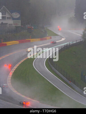 Regen, Schneeregen und Schnee als Rennwagen sorgfältig Ihren Weg durch Raidillon. WEC insgesamt 6 Stunden von Spa-Francorchamps 2019. Stockfoto