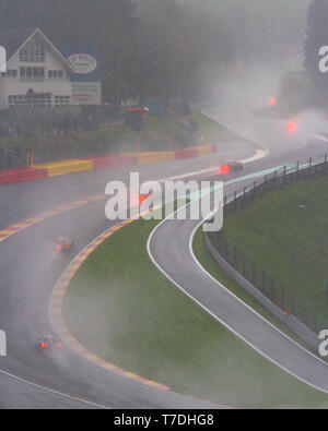 Regen, Schneeregen und Schnee als Rennwagen sorgfältig Ihren Weg durch Raidillon. WEC insgesamt 6 Stunden von Spa-Francorchamps 2019. Stockfoto