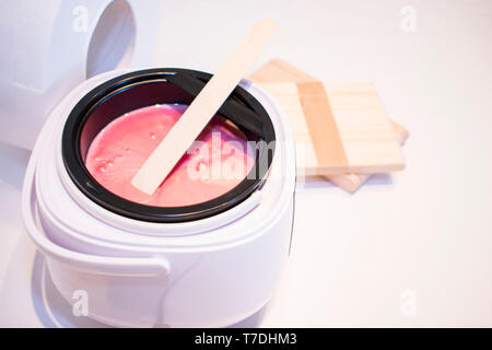 Isoliert auf weißem Hintergrund ist Wachs schmelzen, roll Streifen und Stöcke für die Enthaarung. Stockfoto