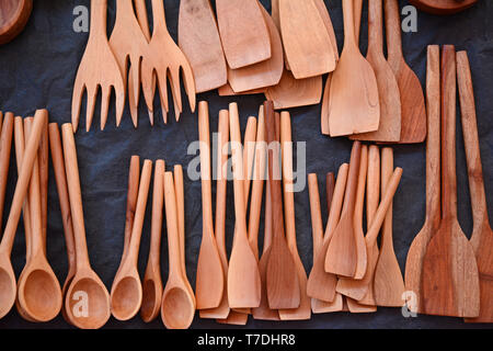 Zahlreiche Handgemachte hölzerne Löffel, Gabel, Spatel zum kochen und rühren, Essen. Diese sind in Mexiko hergestellt. Stockfoto