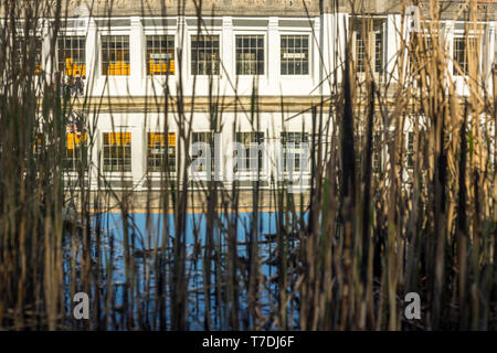 U-Bahnhof Rathaus Schöneberg liegt mitten in einem Park, unterhalb der Straße befindet. Das Gebäude funktioniert wie eine U-Bahn Station und eine Br Stockfoto