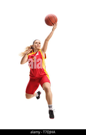 In voller Länge Porträt eines weiblichen Basketball Player springen mit einem Ball auf weißem Hintergrund Stockfoto