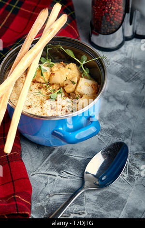 Pilz Rahm Suppe mit Croutons auf einem Stein. Stockfoto