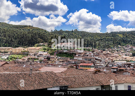 Panoramablick auf die Dachterrasse Blick auf die Häuser in Cusco und San Cristobal Kirche auf dem Hügel über der Stadt gelegen, da vom Dach in San Francisco de Así gesehen Stockfoto