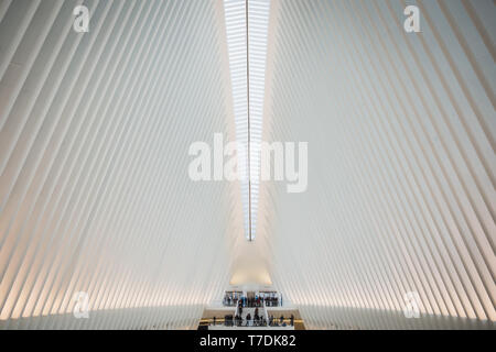 NEW YORK, USA - 23. FEBRUAR 2018: Architektonische Interieur des Oculus in der Mitte der Wall Street in Manhattan, New York Stockfoto