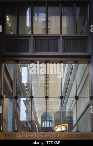 NEW YORK, USA - 23. FEBRUAR 2018: die Fassade von Ted Weiss Federal Building am Foley Square in Manhattan in New York Stockfoto