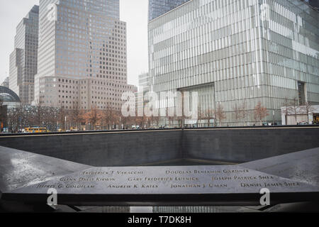 NEW YORK, USA - 23. FEBRUAR 2018: Panorama von Ground Zero mit den Namen der Opfer des 11. September im Zentrum der Wall Street in Manhattan, Ne Stockfoto