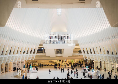 NEW YORK, USA - 23. FEBRUAR 2018: Panorama der architektonischen Oculus in der Mitte der Wall Street in Manhattan mit Menschen überfüllt, New York Stockfoto