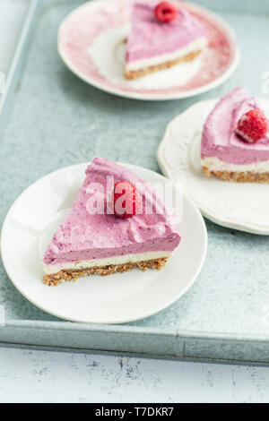 Raw cashew Torte mit Himbeeren. Zucker, Milch und glutenfreie Dessert Stockfoto