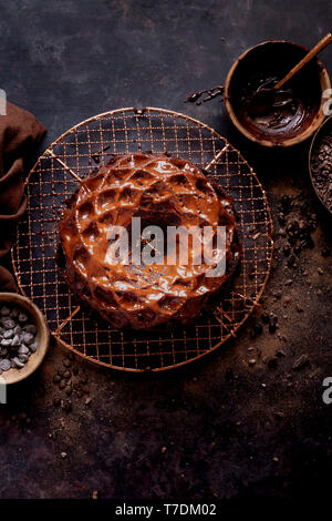 Glutenfreie Schokolade Budnt Kuchen mit Schokolade Nieselregen. Stockfoto