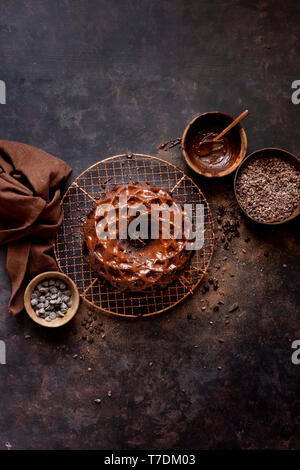 Glutenfreie Schokolade Budnt Kuchen mit Schokolade Nieselregen. Stockfoto