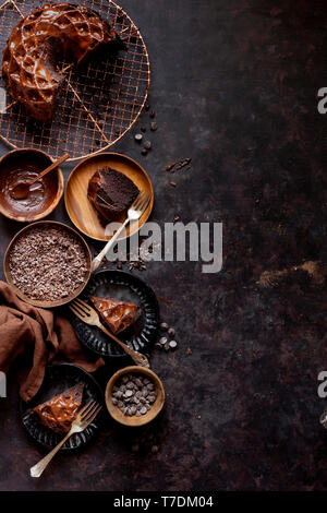 Glutenfreie Schokolade Budnt Kuchen mit Schokolade Nieselregen. Stockfoto