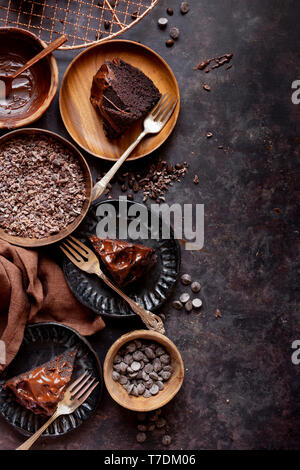 Glutenfreie Schokolade Budnt Kuchen mit Schokolade Nieselregen. Stockfoto