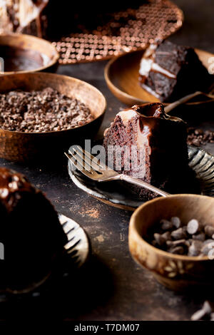 Glutenfreie Schokolade Budnt Kuchen mit Schokolade Nieselregen. Stockfoto