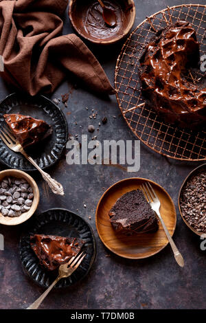 Glutenfreie Schokolade Budnt Kuchen mit Schokolade Nieselregen. Stockfoto