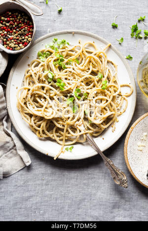 Glutenfreie Pasta mit Knoblauch, Pfeffer und Basilikum. Stockfoto