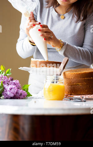 Frau Vorbereitung einen Kuchen Stockfoto