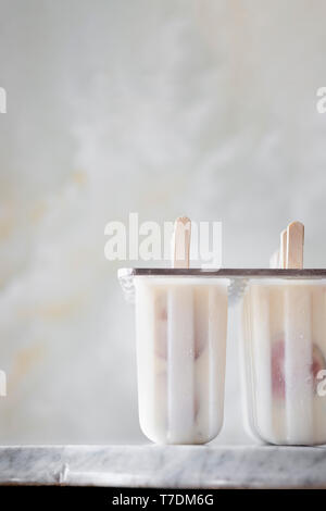 Joghurt Obst Eis am Stiel Stockfoto