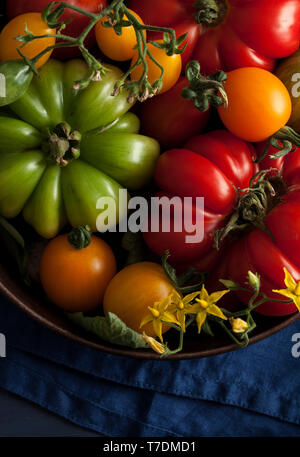 Frische Sommer Tomaten in Metallschale Stockfoto