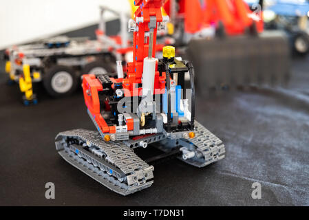 Valencia, Spanien - 3. April 2019: Spielzeug Bagger mit Lego Bausteinen. Stockfoto