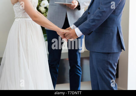 Braut und Bräutigam den Austausch von eheversprechen Stockfoto