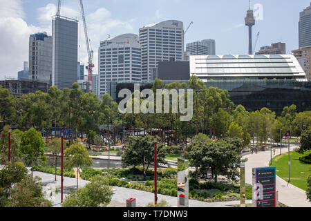 Blick von der ICC in Sydney Tumbalong Park und Darling Harbour in Richtung der CBD. Stockfoto