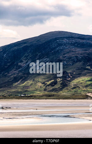 Ardara, County Donegal, Irland. 6. Mai 2019. Zwei Menschen werden durch die Landschaft bei niedrigen in den Schatten gestellt - Gezeiten an der Nordwestküste. Credit: Richard Wayman/Alamy leben Nachrichten Stockfoto