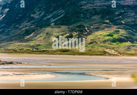 Ardara, County Donegal, Irland. 6. Mai 2019. Zwei Menschen werden durch die Landschaft bei niedrigen in den Schatten gestellt - Gezeiten an der Nordwestküste. Credit: Richard Wayman/Alamy leben Nachrichten Stockfoto