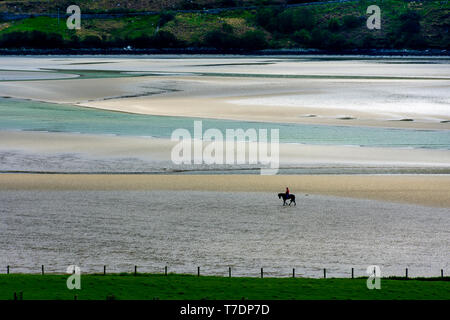 Ardara, County Donegal, Irland. 6. Mai 2019. Ein einsamer Reiter wird durch die Landschaft bei niedrigen in den Schatten gestellt - Gezeiten an der Nordwestküste. Credit: Richard Wayman/Alamy leben Nachrichten Stockfoto