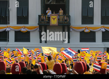 Bangkok, Thailand. 06 Mai, 2019. Thailands König Maha Vajiralongkorn Bodindradebayavarangkun und Königin Suthida erscheinen auf dem Balkon der Suddhaisavarya Prasad Halle des Grand Palace während einer öffentlichen Publikum am letzten Tag seiner Königskrönung in Bangkok. Credit: SOPA Images Limited/Alamy leben Nachrichten Stockfoto