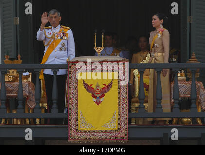 Bangkok, Thailand. 06 Mai, 2019. Thailands König Maha Vajiralongkorn Bodindradebayavarangkun und Königin Suthida erscheinen auf dem Balkon der Suddhaisavarya Prasad Halle des Grand Palace während einer öffentlichen Publikum am letzten Tag seiner Königskrönung in Bangkok. Credit: SOPA Images Limited/Alamy leben Nachrichten Stockfoto