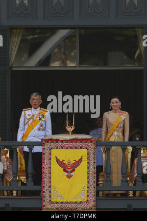 Bangkok, Thailand. 06 Mai, 2019. Thailands König Maha Vajiralongkorn Bodindradebayavarangkun und Königin Suthida erscheinen auf dem Balkon der Suddhaisavarya Prasad Halle des Grand Palace während einer öffentlichen Publikum am letzten Tag seiner Königskrönung in Bangkok. Credit: SOPA Images Limited/Alamy leben Nachrichten Stockfoto