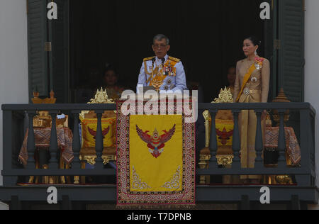 Bangkok, Thailand. 06 Mai, 2019. Thailands König Maha Vajiralongkorn Bodindradebayavarangkun und Königin Suthida erscheinen auf dem Balkon der Suddhaisavarya Prasad Halle des Grand Palace während einer öffentlichen Publikum am letzten Tag seiner Königskrönung in Bangkok. Credit: SOPA Images Limited/Alamy leben Nachrichten Stockfoto